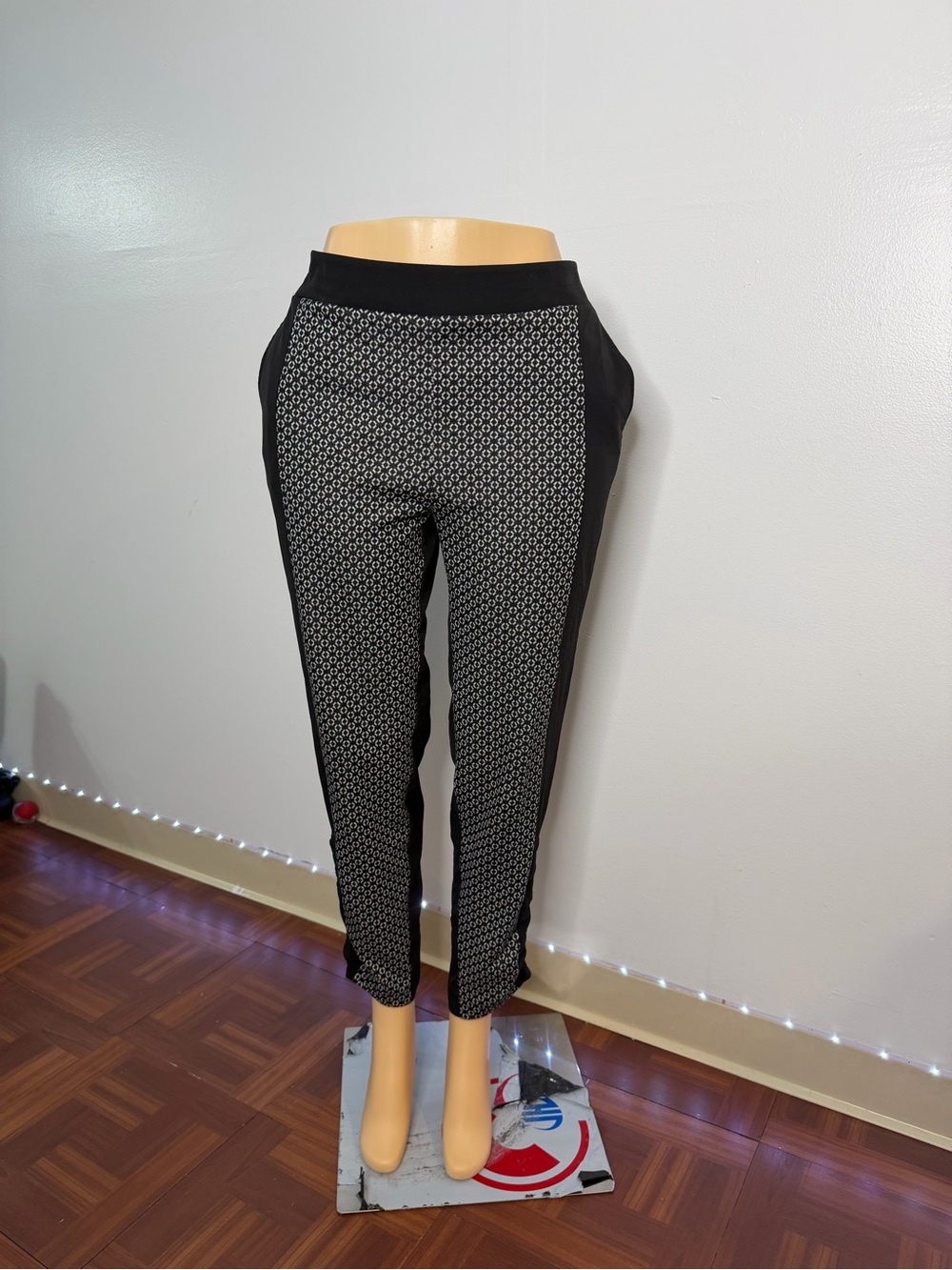 Black & White Geo-Print Cropped Ponte Pants